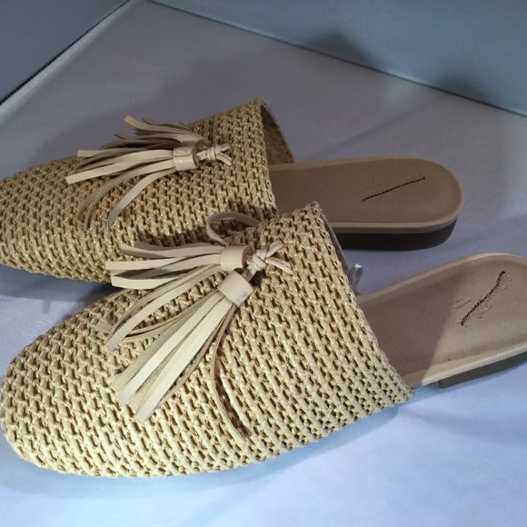 Universal Thread Enclosed Toe Shoe - Picture 2 of 3